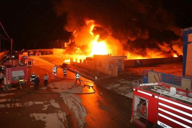 حریق انبار یک شرکت تولیدی لوله در گرمسار / آتش مهار شد