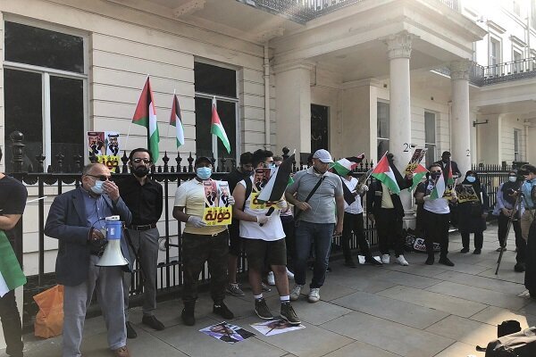 تنديدا بالتطبيع.. تجمع احتجاجي أمام السفارة البحرينية في لندن