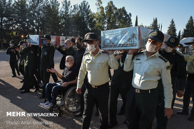 تشييع ودفن جثماني شهيدي الدفاع المقدس في شيراز / صور
