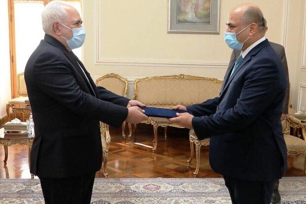 ظريف يتسلم نسخة من اوراق اعتماد السفير العراقي الجديد لدى ايران