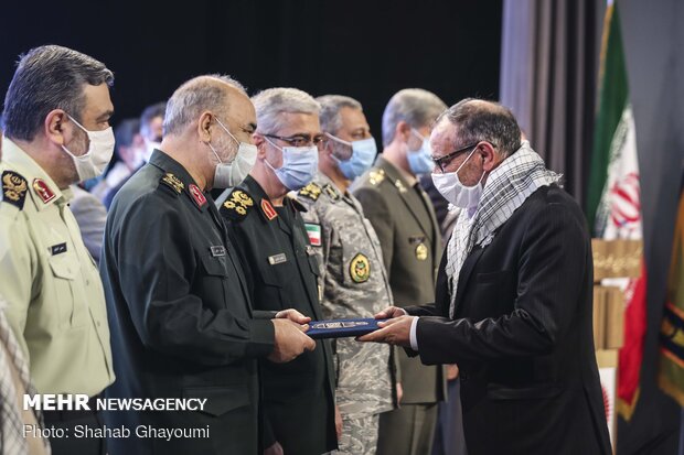 Leader honors 1mn Iran-Iraq war veterans via videoconference
