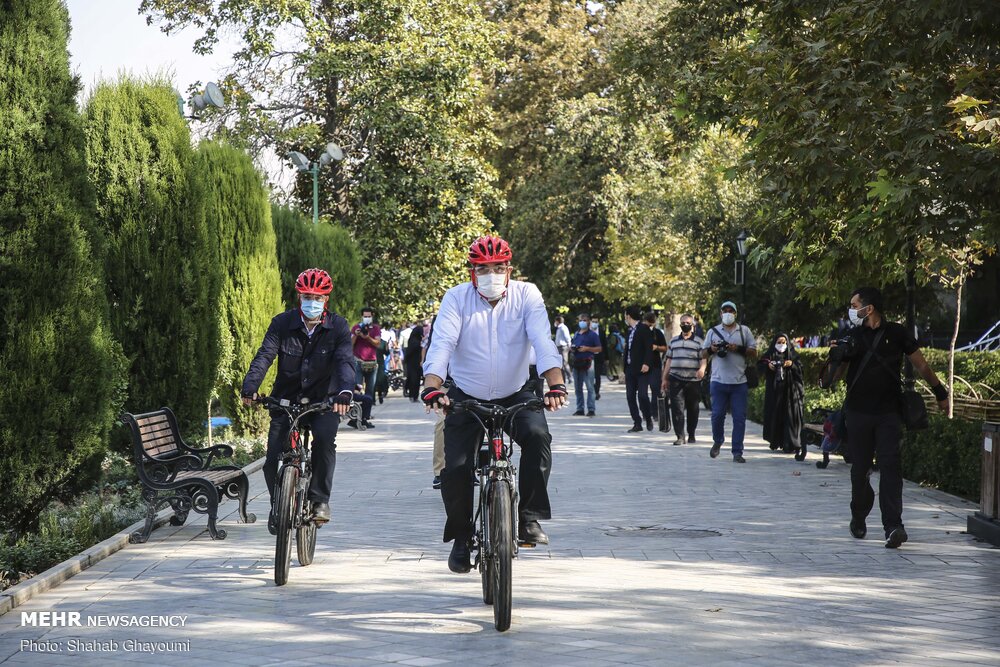 تہران کے میئر کی چند ممالک کے سفیروں کے ساتھ سائیکل سواری