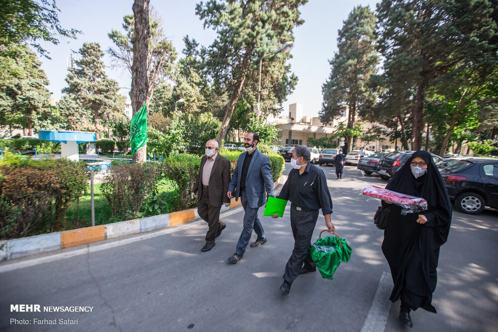 قزوین کے بوعلی اسپتال میں خادمین عتبات کا امام حسین (ع) کے متبرک پرچم کے ساتھ حضور