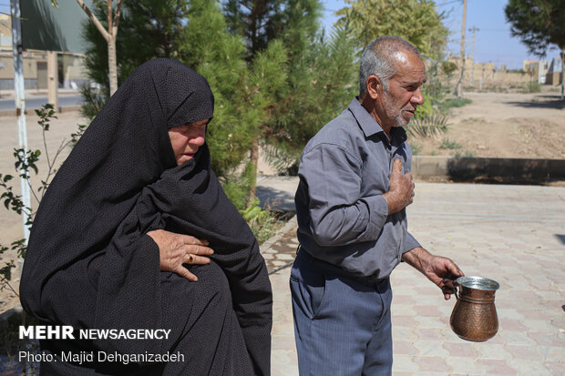 یک روز با پدر و مادر شهید در روستای رکن آباد