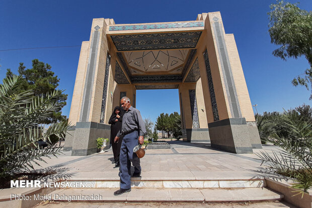 یک روز با پدر و مادر شهید در روستای رکن آباد