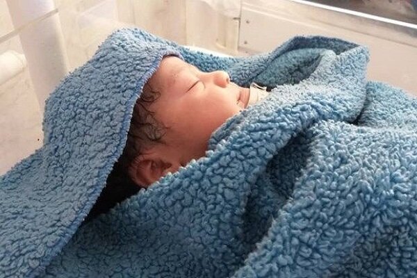 نوزاد عجول در آمبولانس به دنیا آمد/ مصدومیت ۶ نفر در واژگونی سمند
