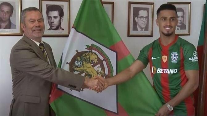 تصویری از عقد قرارداد رسمی مهاجم پرسپولیس به تیم پرتغالی