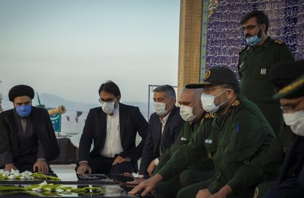 ادای احترام رئیس بسیج مستضعفین کشور به مقام شامخ شهدا در شهرکرد