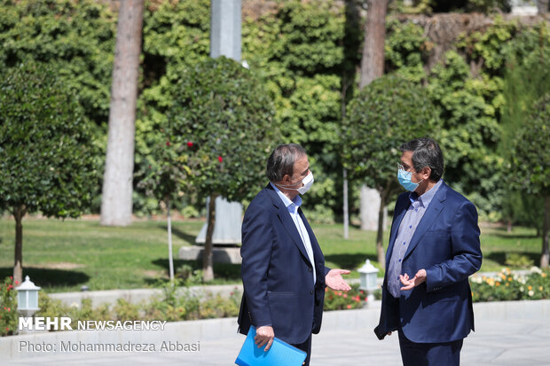 عبدالناصر همتی رئیس بانک مرکزی و علیرضا رزم حسینی وزیر صمت در حاشیه جلسه هیات دولت  