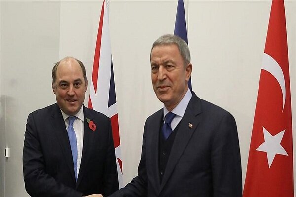 وزرای دفاع ترکیه و انگلیس گفتگو کردند