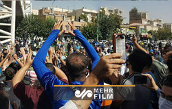 تجمع هواداران استقلال این بار مقابل مجلس