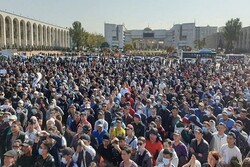 حمله تظاهرات‌کنندگان به پارلمان قرقیزستان/ شنیده ‌شدن صدای تیراندازی