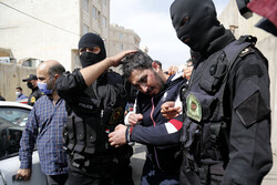 تقدیم چاقوی اراذل و اوباش حاضر در بوستان فدک به رییس پلیس تهران