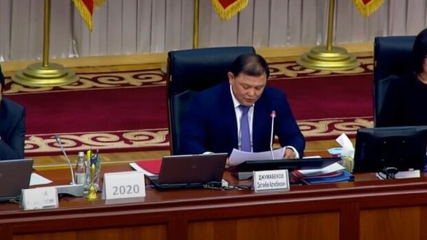 رئيس البرلمان القرغيزي يعلن عن استقالته على خلفية الاحتجاجات