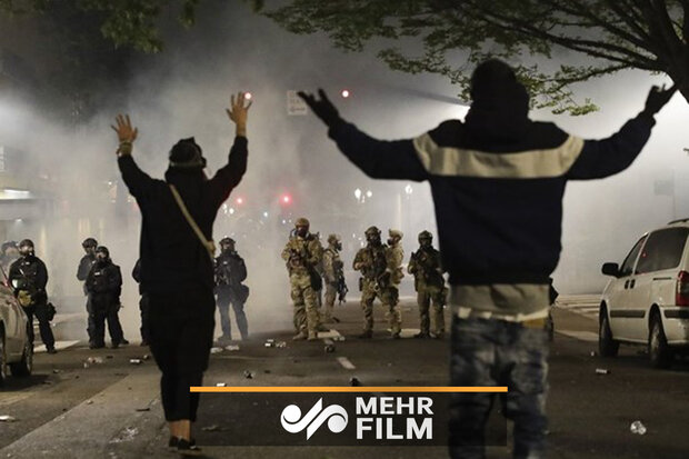 VIDEO: US police pepper sprays protesters in Portland