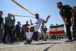 کشیدن تریلی با دندان توسط ورزشکار استان فارس
