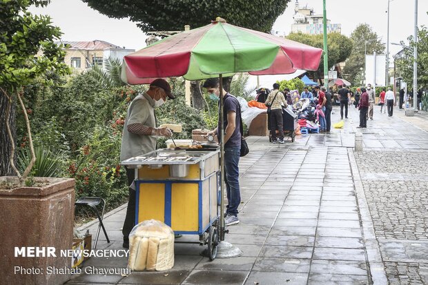 اولین روز اجباری شدن ماسک از درب منزل