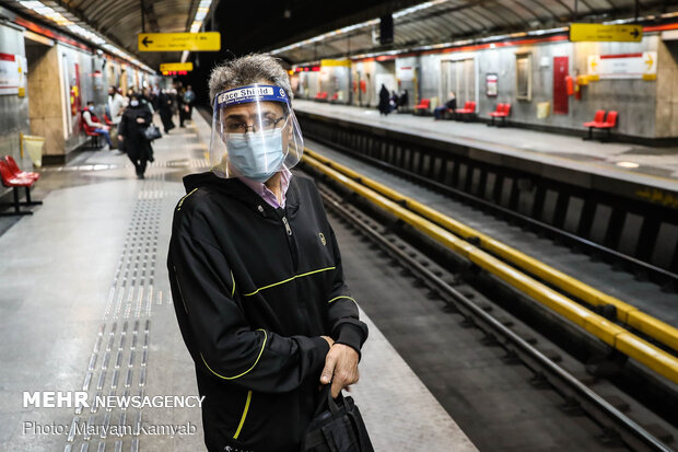 استفاده مردم از ماسک در مترو تهران