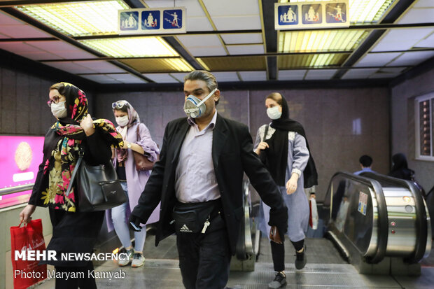 استفاده مردم از ماسک در مترو تهران