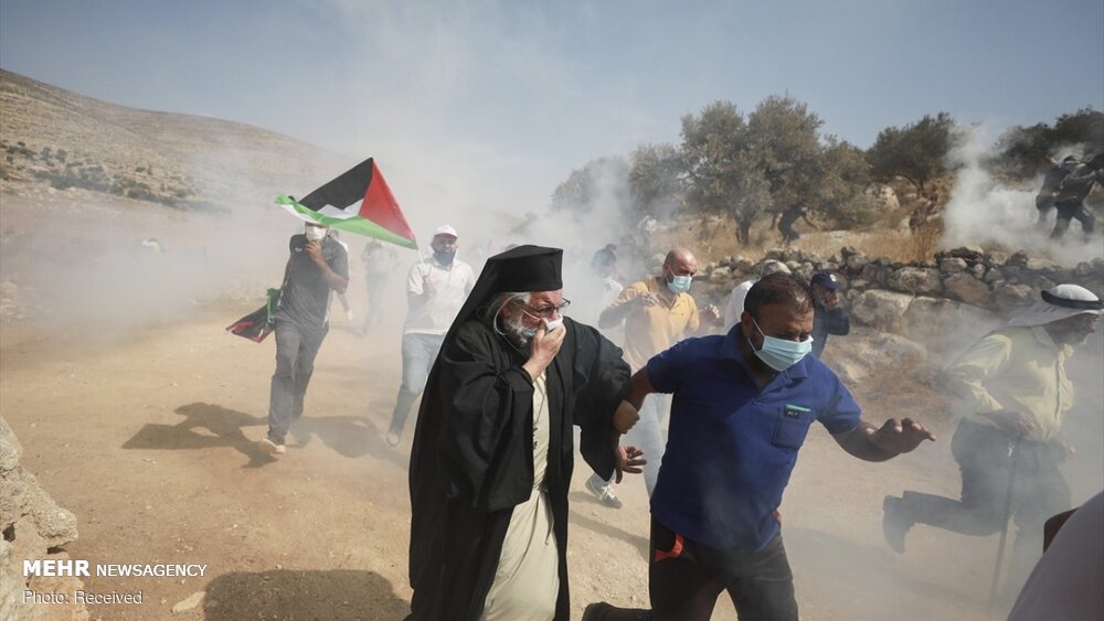 حمله صهیونیست‌ها به نمازگزاران فلسطینی با گاز اشک آور