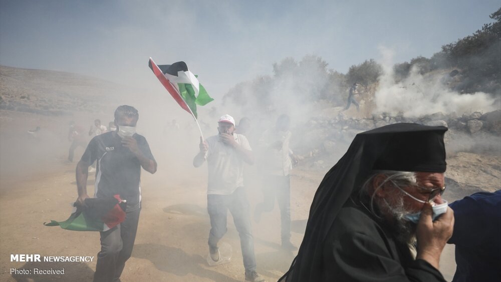 حمله صهیونیست‌ها به نمازگزاران فلسطینی با گاز اشک آور