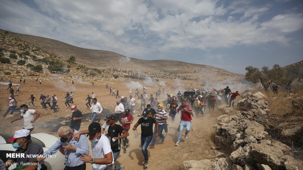 حمله صهیونیست‌ها به نمازگزاران فلسطینی با گاز اشک آور