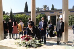 آرامگاه حافظ شیرازی گلباران شد