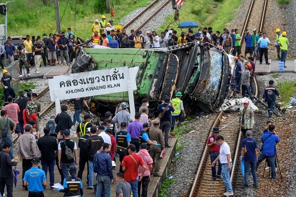 Tayland'da otobüsle tren çarpıştı: Çok sayıda ölü ve yaralı var