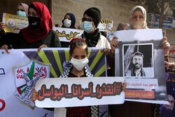 دهها فلسطینی در مقابل بیمارستان «کابلان» تظاهرات کردند