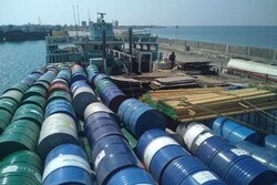 توقیف یک فروند لنج فعال در امر قاچاق سوخت در آب های بوموسی