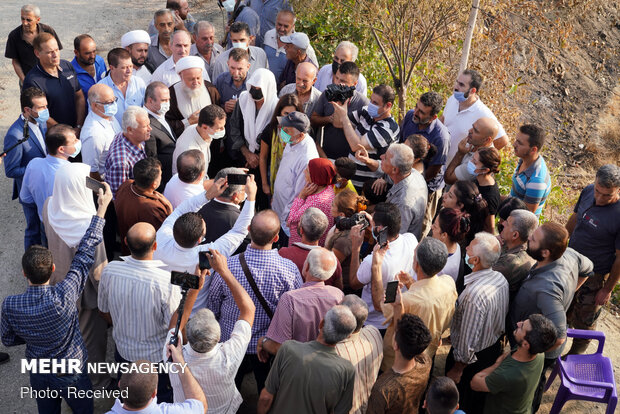 بازدید بشار اسد از مناطق آسیب دیده از آتش‌سوزی‌