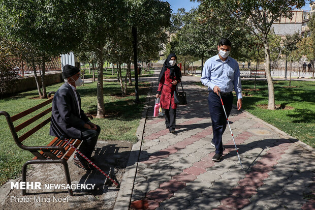 پیاده روی اقا معلم و همسرش در پارک که به خاطر شیوع بیماری کرونا مدت طولانی بود که نمی رفتند 