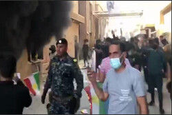 خۆپیشاندان لە بەردەم لقی پارتی لە بەغدا/ بینای نووسینگەی پارتی سووتێندرا