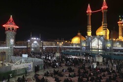 حرم معصومہ (س) میں حضرت امام رضا (ع) کی شہادت کی مناسبت سے عزاداروں کا حضور
