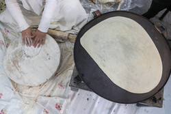 پخت و توزیع روزانه ۸ هزار قرص نان در موکب العباس (ع) کاشان