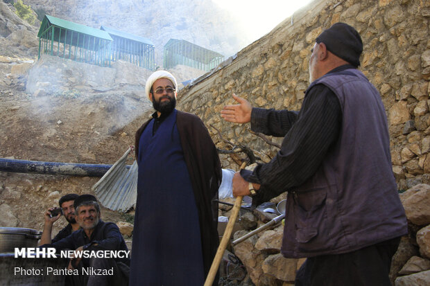 حجت الاسلام یعقوب پور، روحانی ساکن در روستای سرآقاسید است