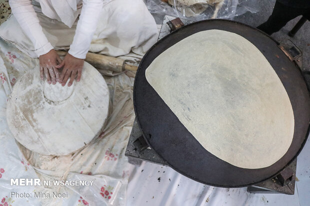 پخت و توزیع روزانه ۱۵هزار قرص نان در موکب العباس (ع) کاشان
