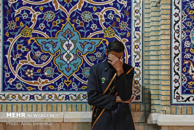 لاله گردانی شب شام غریبان شهادت امام رضا(ع) در شیراز