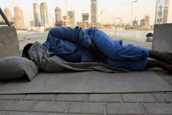 کارگرانی که در خیابان های دبی کنار آسمان خراش ها می خوابند