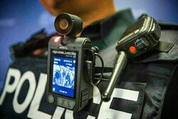بعد از ۵ سال هنوز تمامی ماموران به دوربین البسه مجهز نیستند/ وظیفه دوربین‌های البسه پلیس چیست؟