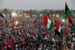 ده‌ها هزار پاکستانی علیه عمران‌خان تظاهرات کردند