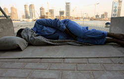 في بلد الناطحات.. شوارع دبي تغصّ بآلاف العمال المشردين