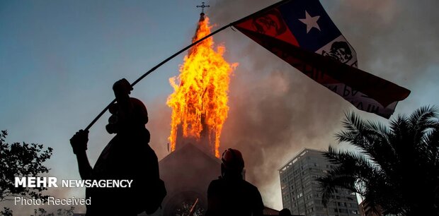 آتش زدن ۲ کلیسا در شیلی توسط معترضان
