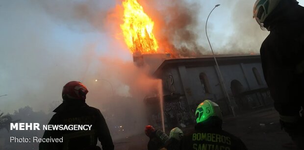 آتش زدن 2 کلیسا در شیلی توسط معترضان