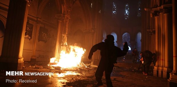 آتش زدن 2 کلیسا در شیلی توسط معترضان