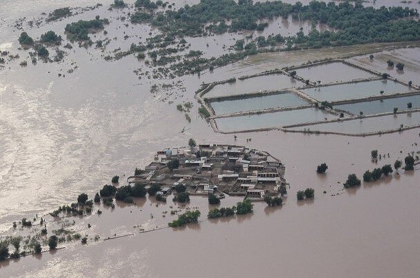آب گرفتگی روستاهای زهکلوت و گرفتار شدن مردم در میان سیلاب