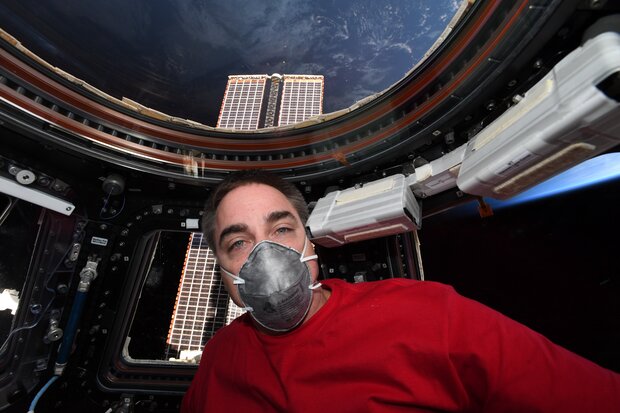فضانورد ناسا با ماسک آماده بازگشت به زمین است!