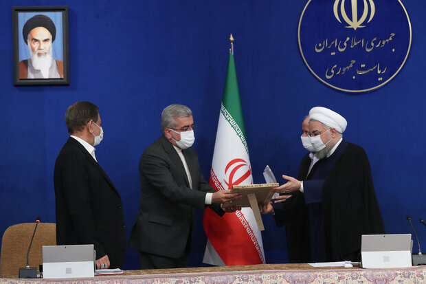 روحانی از دستگاه های دولتی برگزیده در خدمت رسانی تقدیر کرد