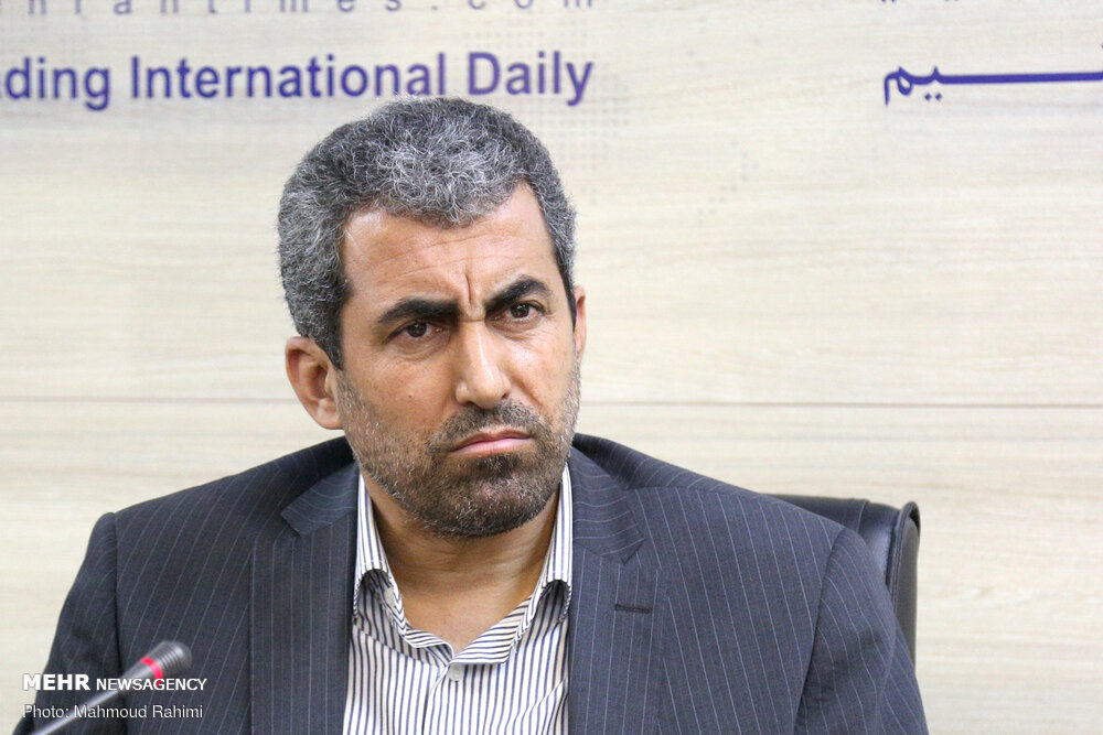 محمدرضا پورابراهیمی برای ثبت نام به وزارت کشور می‌رود