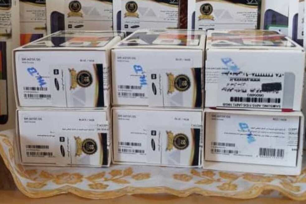 خیرین گناوه ۱۷ گوشی هوشمند به دانش آموزان نیازمند اهدا کردند